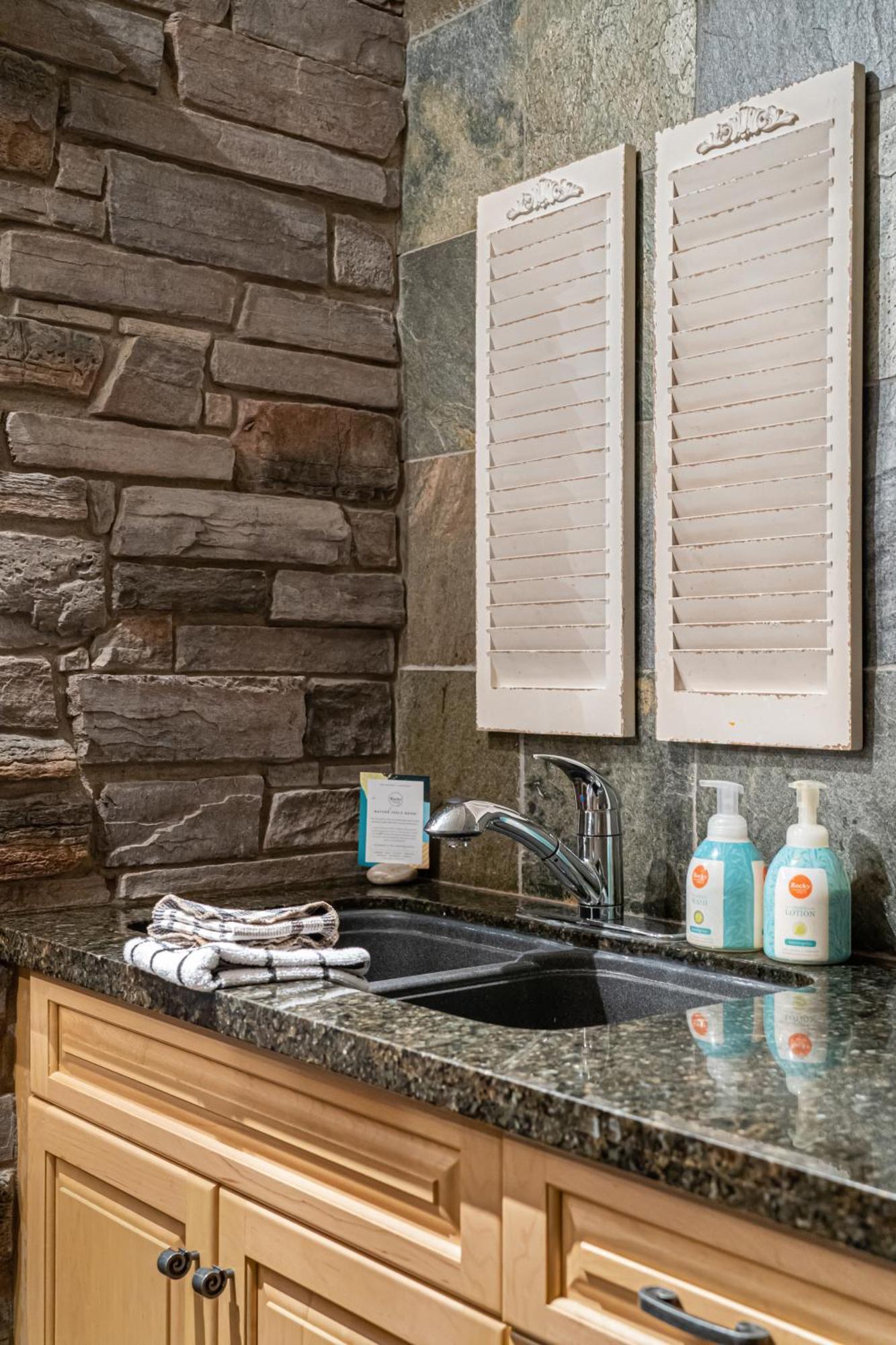 Parkland301 Sunlit 2,000 Ft² Penthouse With Mtn View Apartment Canmore Exterior foto